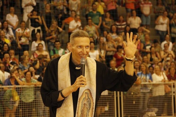Padre Marcelo Rossi diz que sua magreza é resultado de saúde