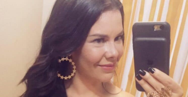 Após vestido, Fernanda Souza presenteia seguidora com anel e brinco