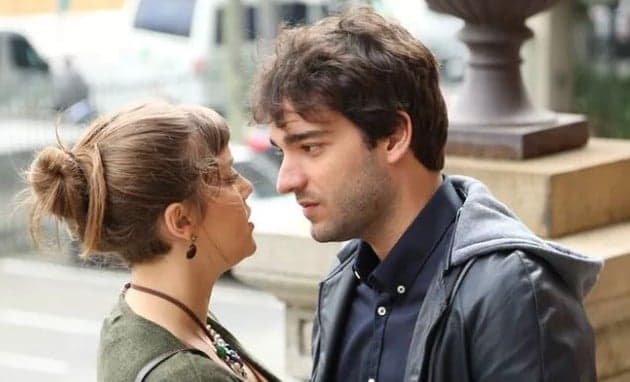 "A Lei do Amor": Apaixonados, Tiago e Isabela vão para a cama