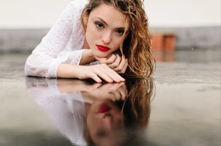 "Às vezes nem vejo", diz Isabelle Drummond sobre boatos de affair com Chay Suede