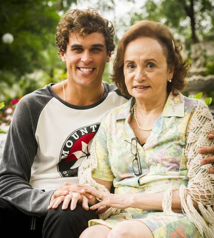 Após pedir emprego na internet, Joana Fomm começa a gravar "Malhação"