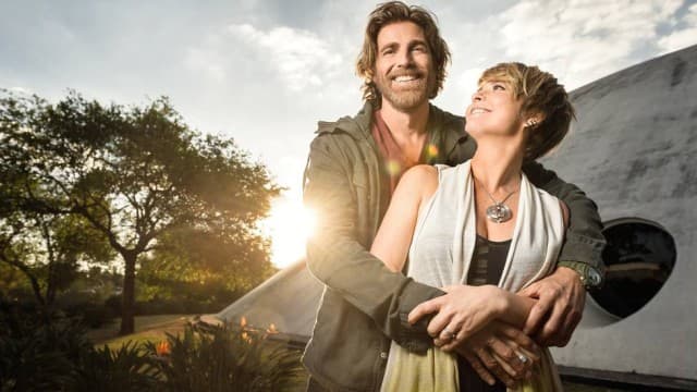 "A Lei do Amor": Pedro beija Helô e conta plano que os separou