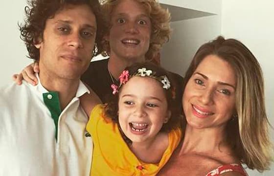Letícia Spiller termina casamento e engata romance com músico