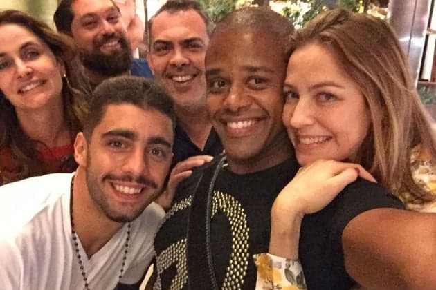 Separados, Luana Piovani e Pedro Scooby vão juntos ao teatro