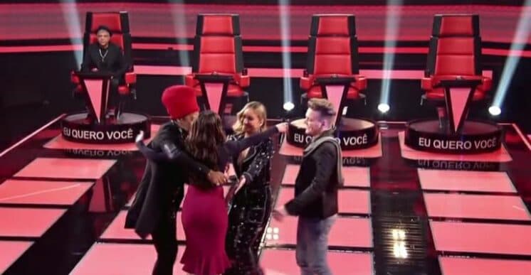 Lulu Santos se nega a abraçar cantora que errou letra de música no "The Voice Brasil"