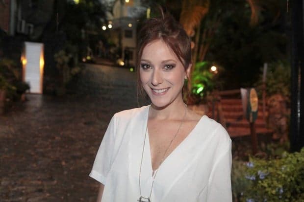 Atriz da Globo publica foto sem roupa com amiga