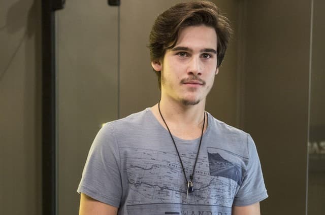 "É um ritmo intenso", comenta Nicolas Prattes sobre interpretar músico em novela