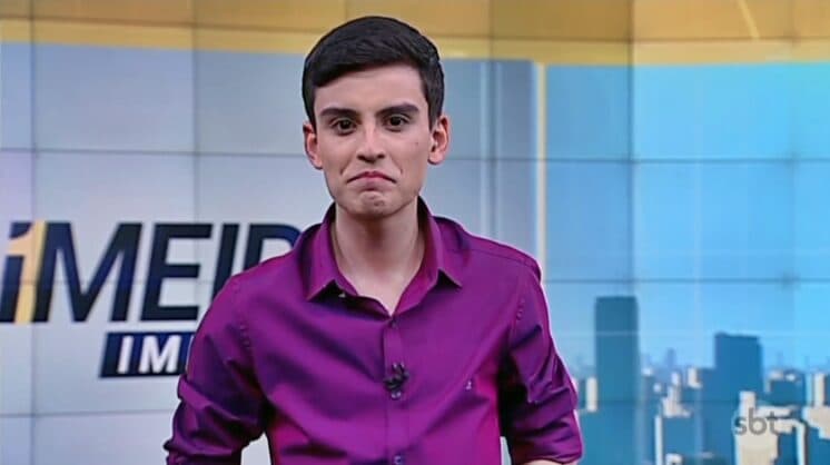 Novo apresentador do "Primeiro Impacto" se atrapalha ao vivo no SBT; assista
