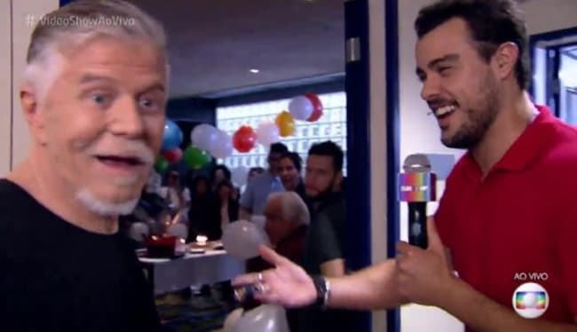 Miguel Falabella ganha festa no "Vídeo Show" e "reclama" de salgadinhos: "Coisa de pobre"