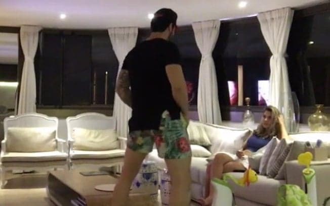 Rodrigão faz dança sensual para Adriana Sant'Anna e quase leva tombo