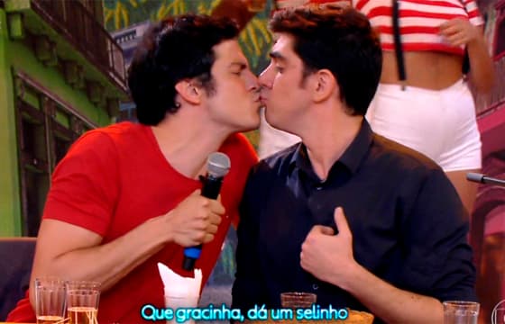 Beijo de Mateus Solano em Marcelo Adnet agita web