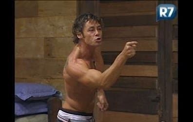 Theo Becker fica em 728° lugar nas eleições e desabafa: "Meu maior erro foi participar de A Fazenda"