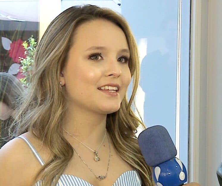 Após fim de namoro, Larissa Manoela muda radicalmente o visual