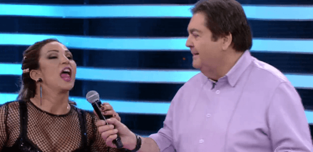 Valesca Popozuda toma microfone da mão de Faustão e deixa apresentador sem reação
