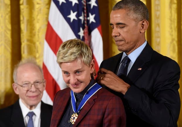 Ellen DeGeneres não se controla ao receber homenagem de Obama