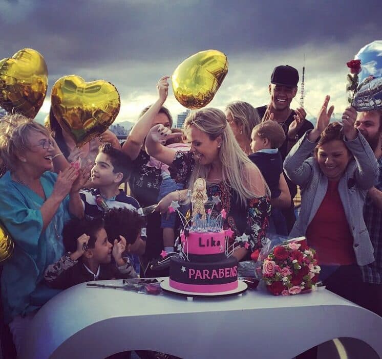 Eliana recebe homenagem pelo seu aniversário; confira!