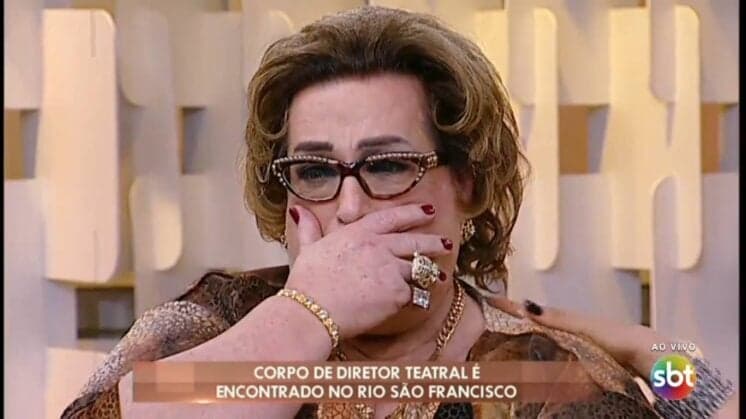 Mamma Bruschettam cai no choro ao noticiar morte de diretor ao vivo no "Fofocando"