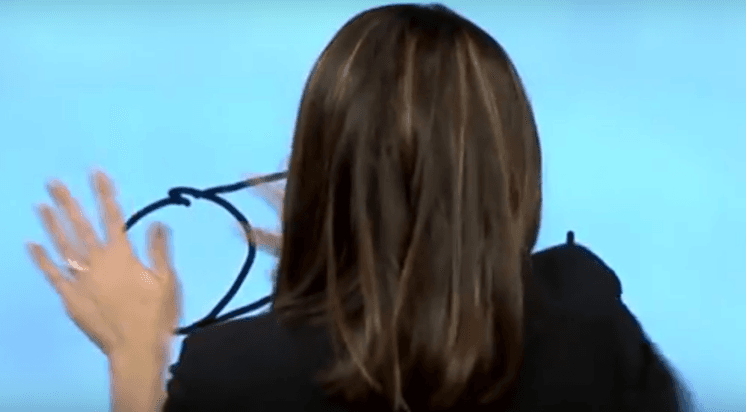 Apresentadora surpreende ao desenhar órgão sexual na TV; assista!
