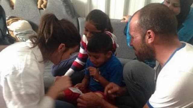 Bruna Marquezine mostra campo de refugiados no Oriente Médio