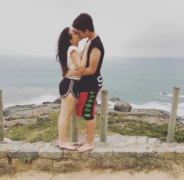 Larissa Manoela e João Guilherme aproveitam folga nas gravações com beijo apaixonado na praia