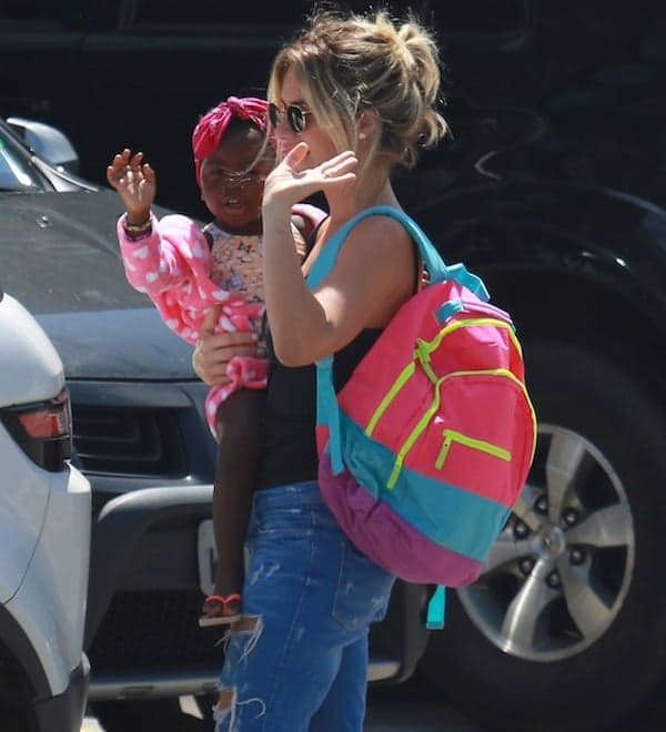 Simpática, filha de Giovanna Ewbank e Bruno Gagliasso acena para fotógrafos