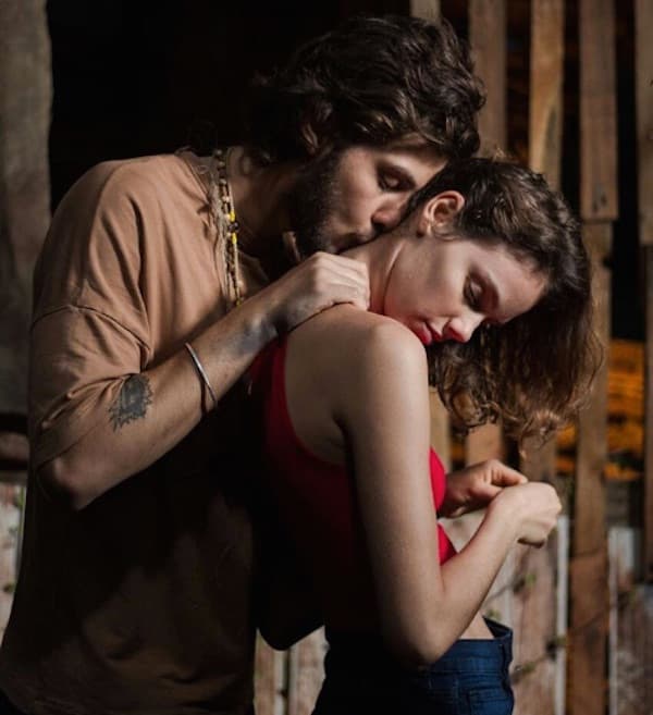 Laura Neiva ganha "cheiro" de Chay Suede em foto: "Meu amor e eu"