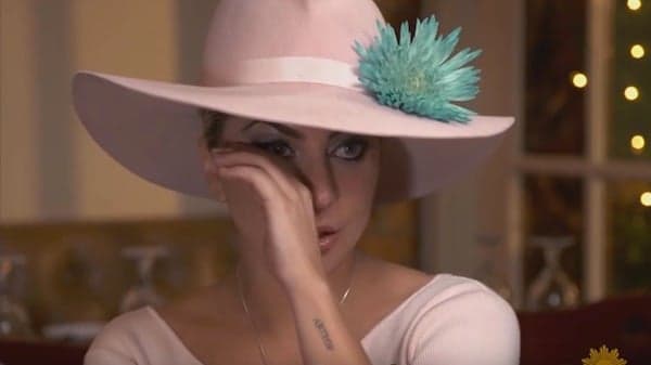 Lady Gaga se emociona ao falar sobre o lado ruim da fama: "Sinto falta das pessoas"