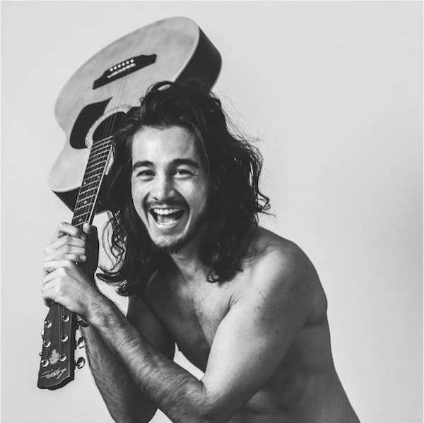 Tiago Iorc celebra mensagens por aniversário e diz: "Corpinho de 31, mas com cara de 32"