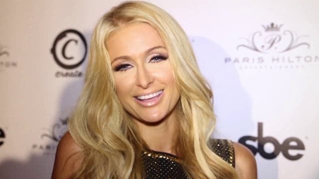 Paris Hilton garante que não fez plásticas: "toda natural"