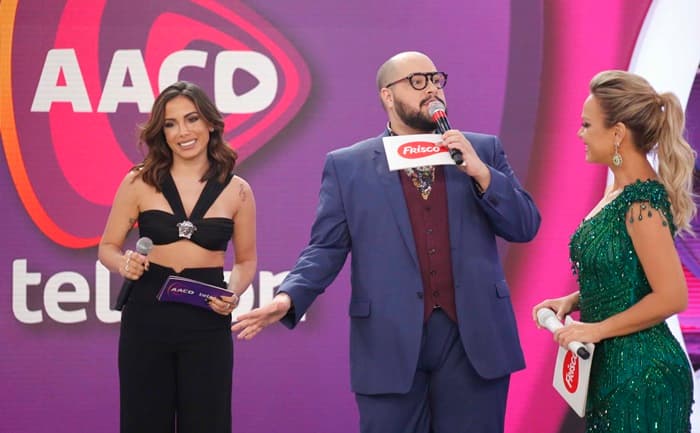 Abertura do "Teleton" tem Tiago Abravanel "substituindo" Silvio Santos e Marcelo Serrado fugindo de "dançar até o chão"