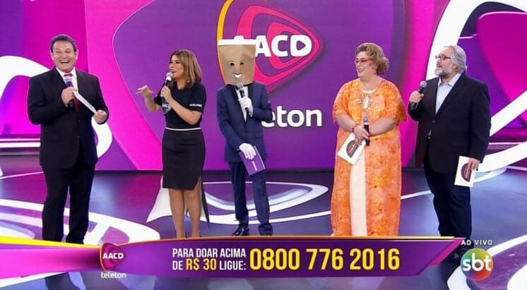 Ao vivo no Teleton, apresentador diz que "Fofocando" é líder de audiência