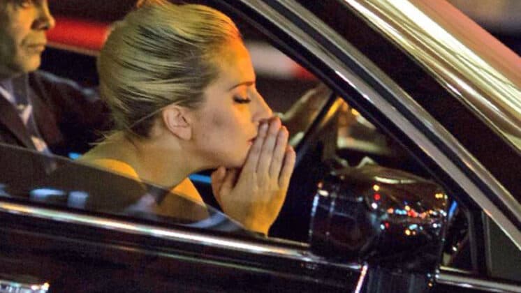 Decepcionada com vitória de Donald Trump, Lady Gaga é vista chorando; veja a foto!