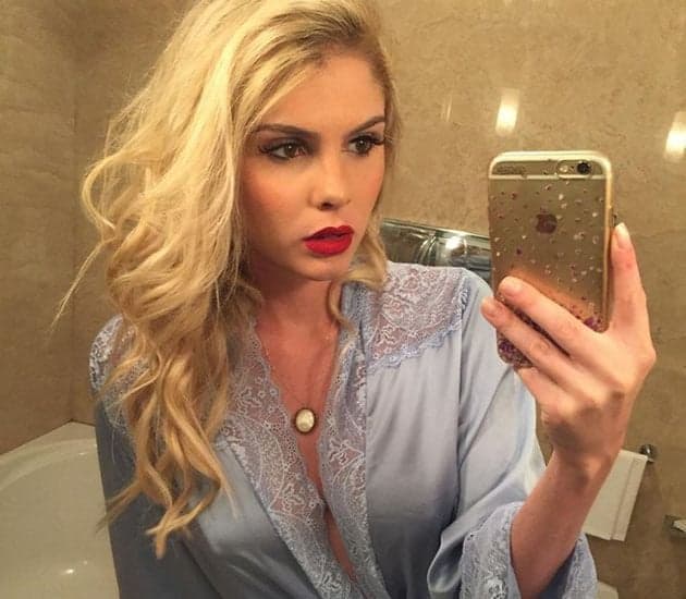 Bárbara Evans pede celular em loja e oferece postagens no Instagram em troca