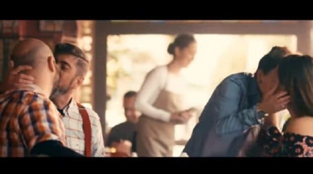 Escolhido pela Globo, comercial que mostra beijo gay é denunciado: "Faz lavagem cerebral"