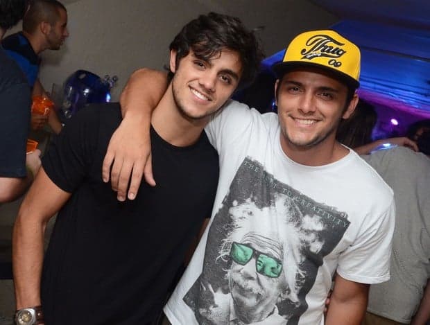 Felipe Simas e Bruno Gissoni trocam dicas de como cuidar dos filhos
