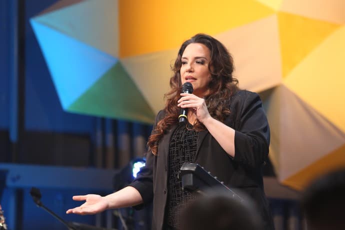 Ana Carolina rouba a cena ao interromper pergunta de sexo no "Altas Horas"