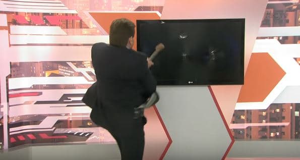 Apresentador se irrita e quebra monitor do "Cidade Alerta" ao vivo