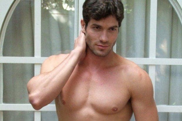 Ex-BBB Roni surpreende ao aparecer só de cueca em foto; confira!