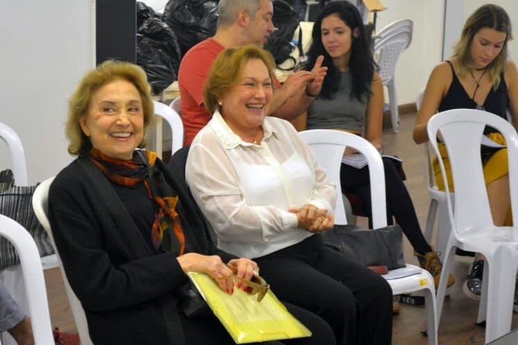 Nicette Bruno e Eva Wilma tentam acompanhar Backstreet Boys em festa da Globo e viram sucesso na internet