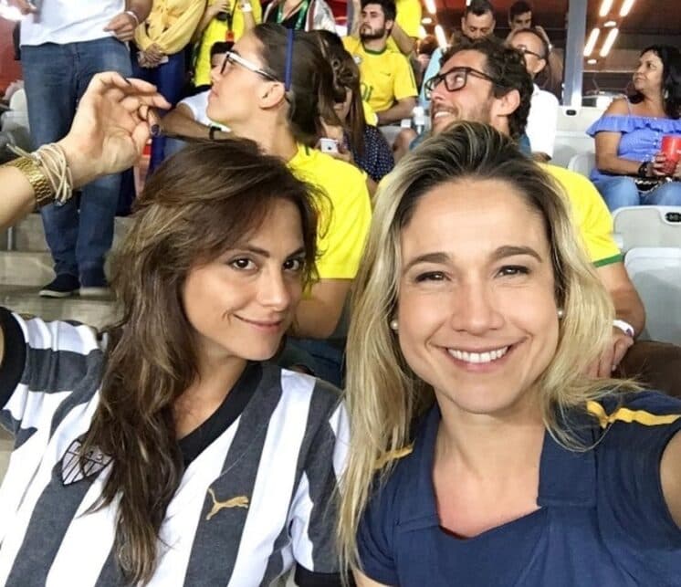 Fernanda Gentil troca beijos com a namorada durante festa de aniversário; veja