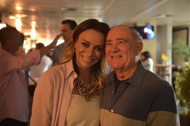 http://tvfoco.uai.com.br/wp-content/uploads/2015/05/Daniela-Mercury.jpg