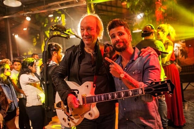 Erasmo Carlos é tietado pelo elenco de "Sol Nascente" em gravação para a novela