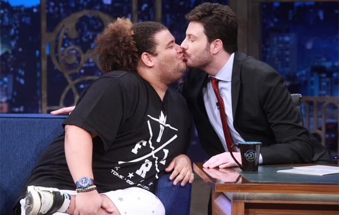 No "The Noite", Gominho dá selinho em Danilo Gentili
