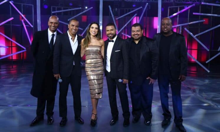 Patricia Abravanel recebe o grupo Só Pra Contrariar no “Máquina da Fama”