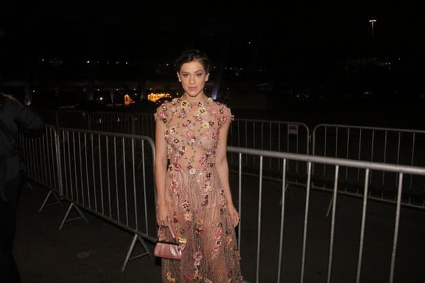 Sophia Abrahão aparece em premiação com vestido transparante