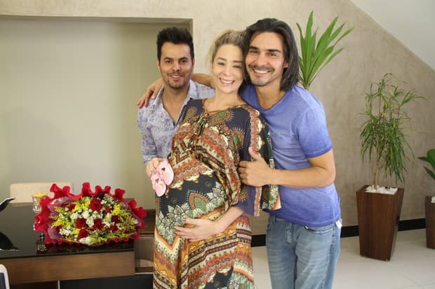 Danielle Winits aparece 'grávida' de André Gonçalves e fala sobre o relacionamento