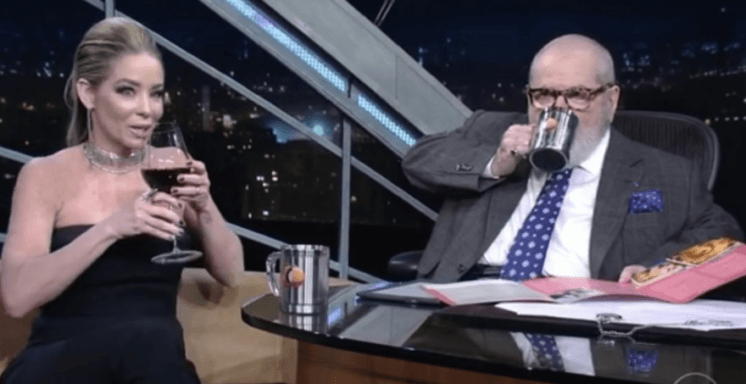 Jô Soares enfim revela o que bebe na caneca de seu programa; descubra aqui!