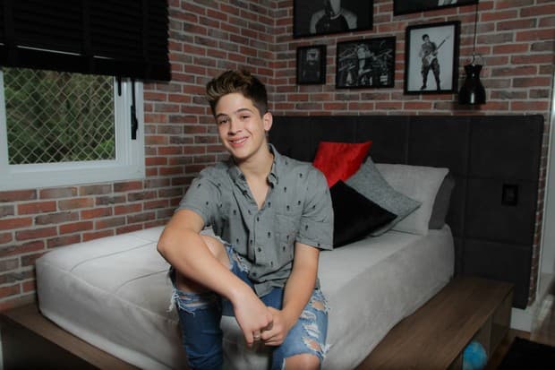 João Guilherme posa em seu quarto e abre a casa para o EGO (Foto: Amauri Neh / EGO) Protagonista de novela do SBT