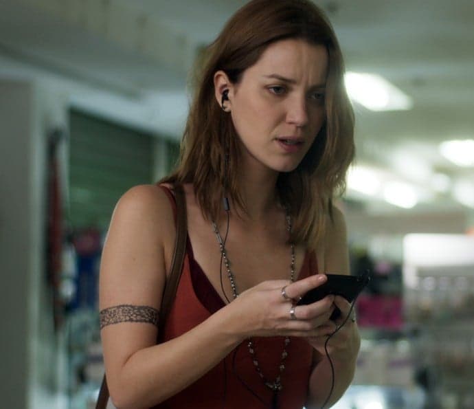 "Rock Story": Julia consegue prova que incrimina Alex e recebe ameaça