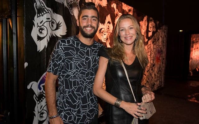 Pedro Scooby é criticado por foto de bumbum de Piovani e rebate